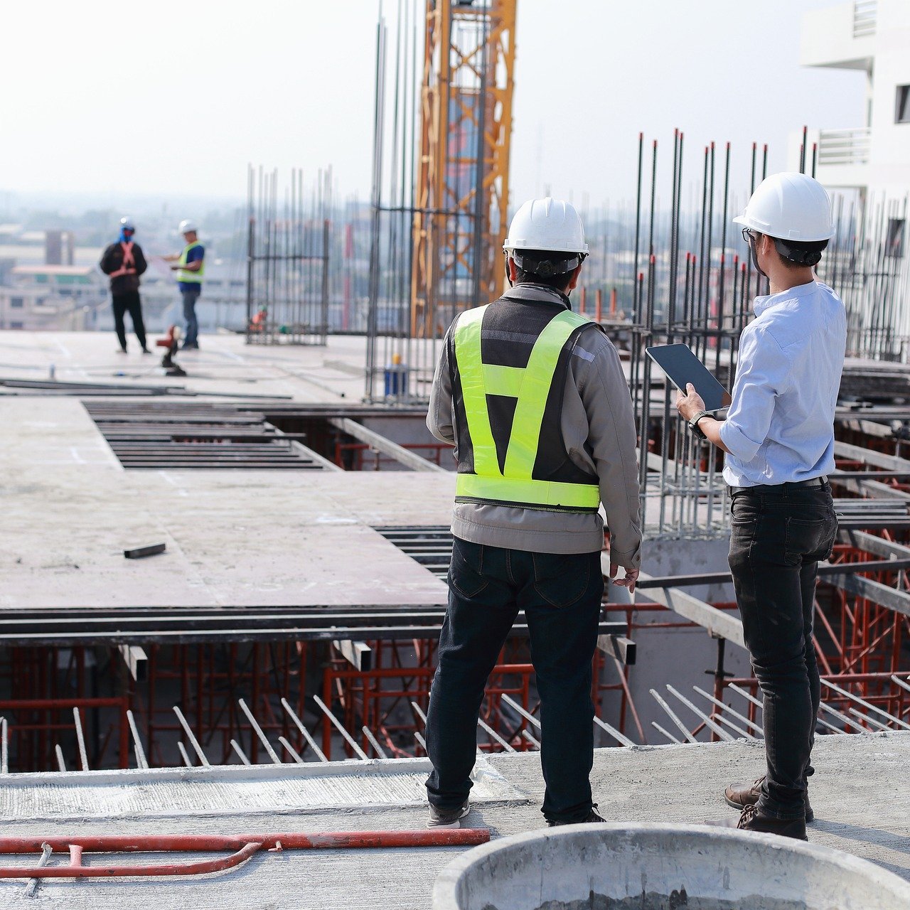 Foto de grúa cargadno estructura metalica